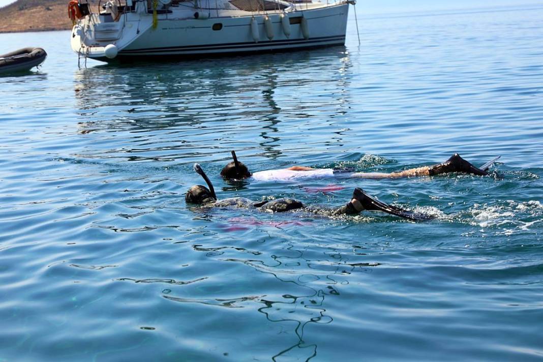 Bunu balıklar yıkansın diye mi denize attın! Deniz dibi temizliğinde 'Pes' dedirten görüntüler... 8